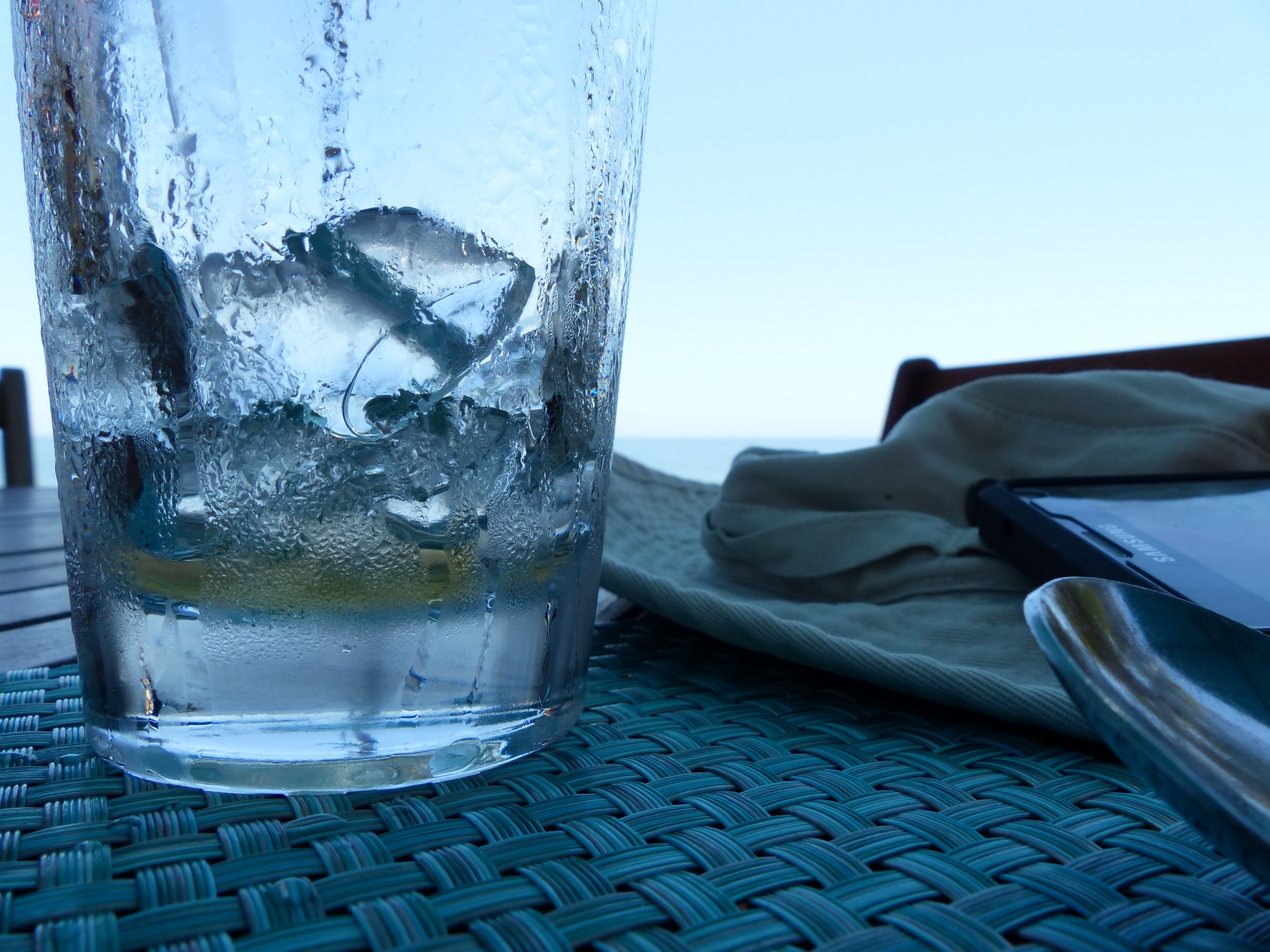 Картинка вода 4. Стакан воды. Вода со льдом. Красивые стаканы для воды. Стакан холодной воды.